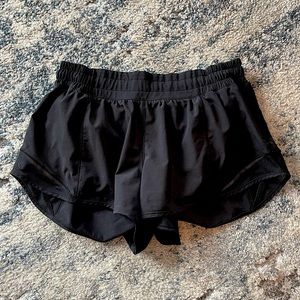 Lululemon Hotty Hot Low Rise 2.5 in Lined Short size 6